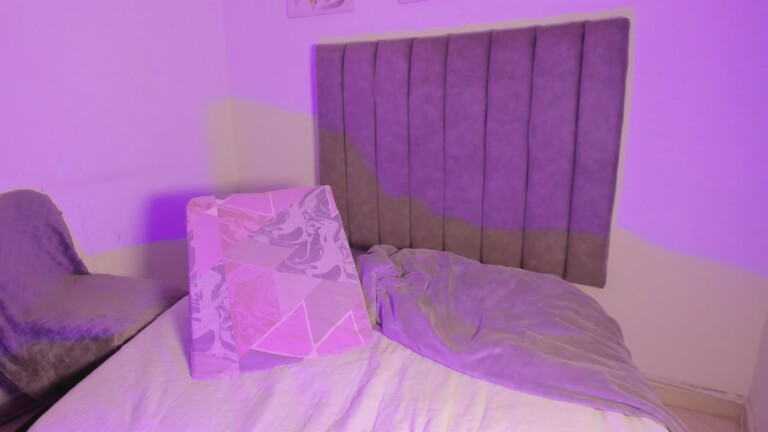 sarahbigboob's Streamate show and profile