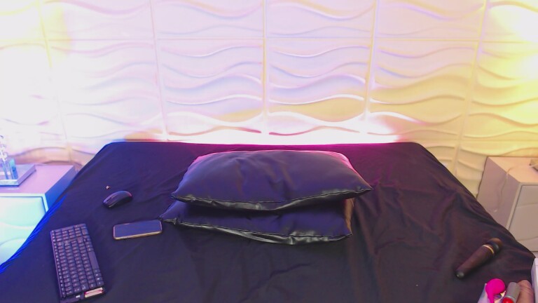 ReinaMiah's Streamate show and profile