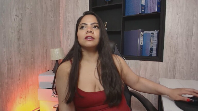 Rousee_sinnclair's Streamate show and profile