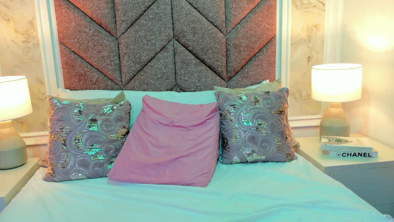 ScarletShinee's Streamate show and profile